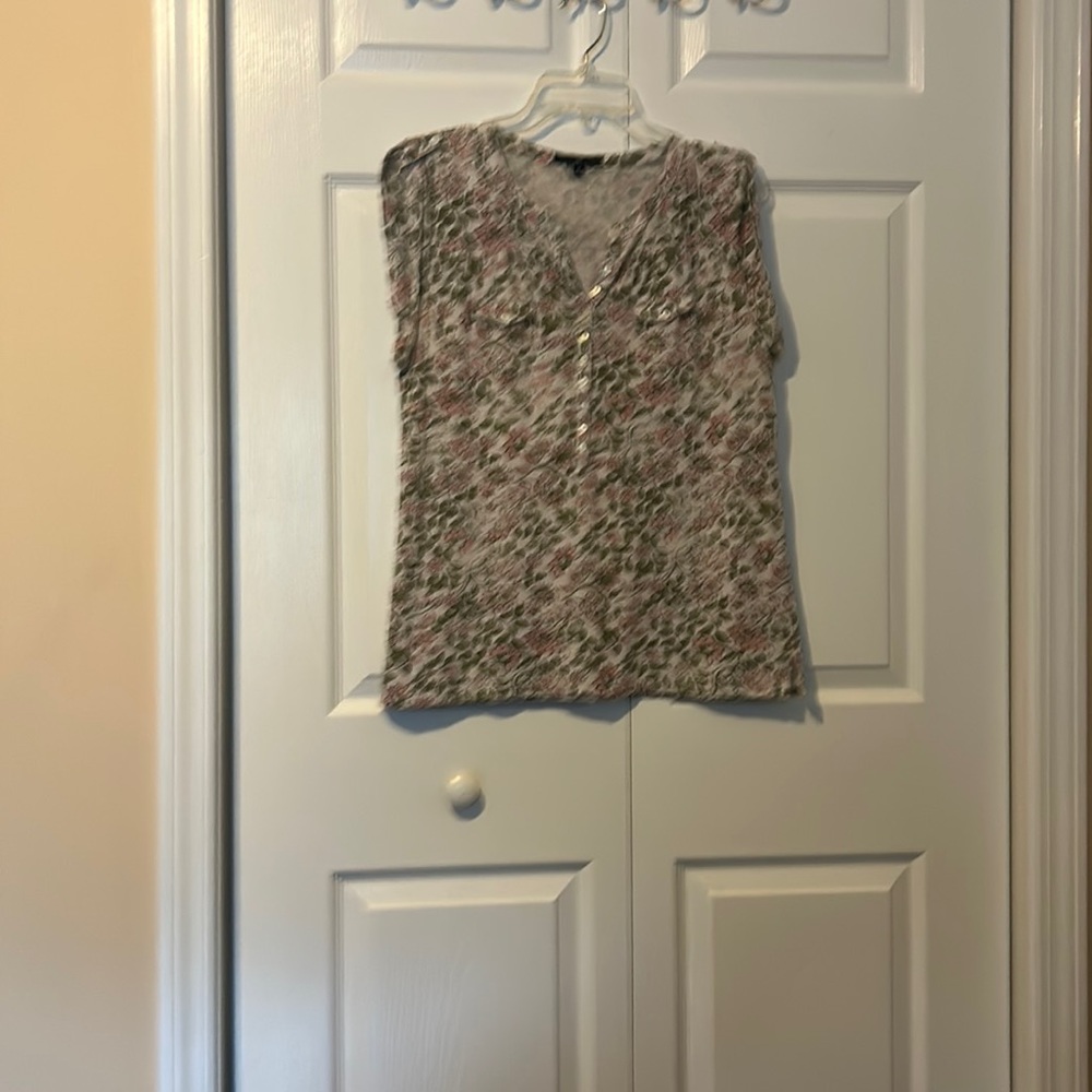 Floral Shirt Medium Gap. Crop sleeves.